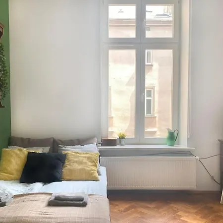 Large 89m2 Apartment, 3 Bedrooms And 2 Bathrooms 克拉科夫