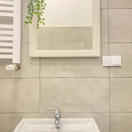 Large 89m2 Apartment, 3 Bedrooms And 2 Bathrooms Apartman *