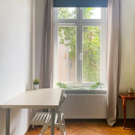 Large 89m2 Apartment, 3 Bedrooms And 2 Bathrooms كراكوفيا