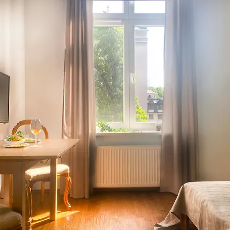 Large 89m2 Apartment, 3 Bedrooms And 2 Bathrooms كراكوفيا