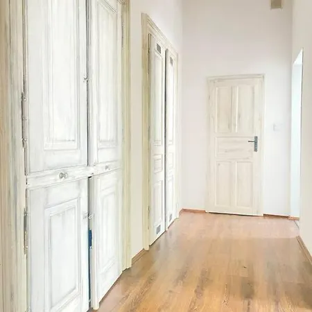 아파트 Large 89m2 Apartment, 3 Bedrooms And 2 Bathrooms 크라쿠프