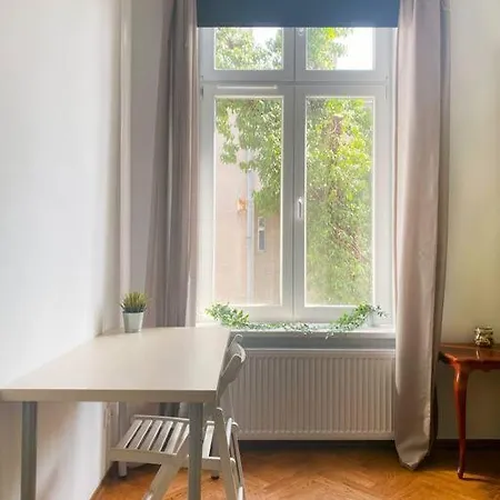 Large 89m2 Apartment, 3 Bedrooms And 2 Bathrooms 크라쿠프