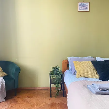 Large 89m2 Apartment, 3 Bedrooms And 2 Bathrooms كراكوفيا